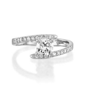 טבעת אירוסין טוויסט פתוח עם יהלום בולט EDELMIRA