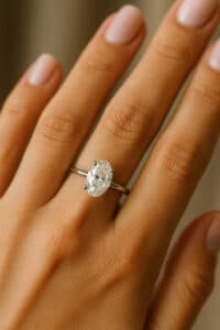 טבעת אירוסין אובל על יד של אישה – עיצוב אישי