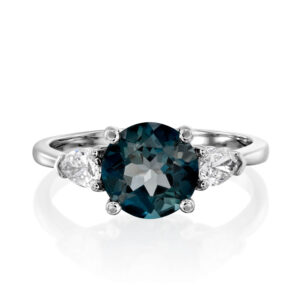 טבעת שלושה אבנים בלו טופז לונדון ויהלומים בצדדים Octavia